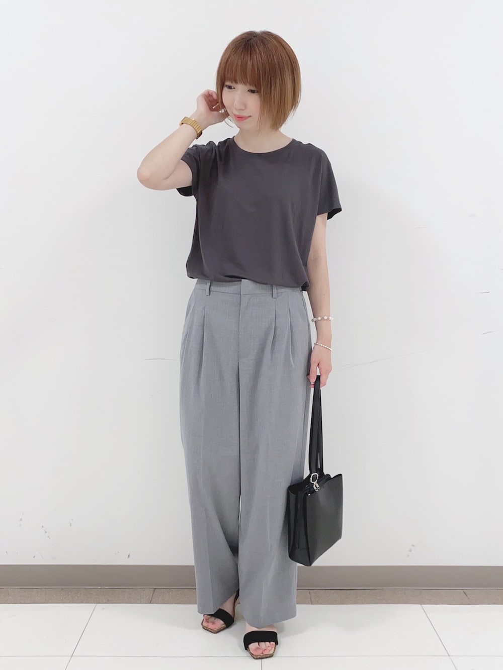 グレー系のTシャツ/カットソー、グレー系のその他パンツ、ブラック系のサンダルを着用したレディースの夏コーディネートの4枚目の写真