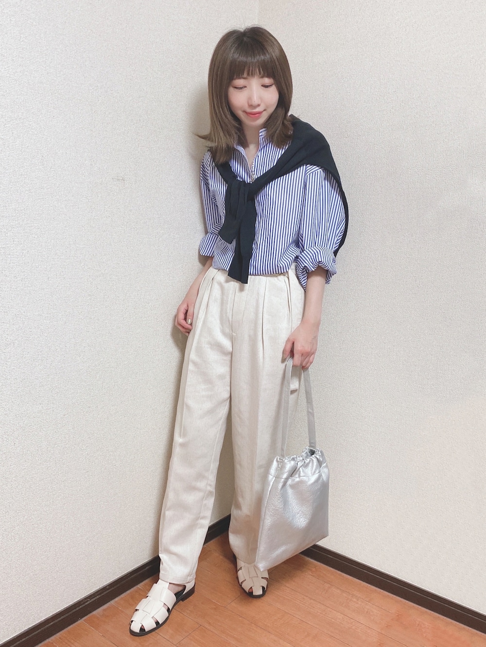 ブルー系のワンピース、ブラック系のカーディガン/ボレロ、ベージュ系のその他パンツを着用したレディースの春コーディネートの4枚目の写真