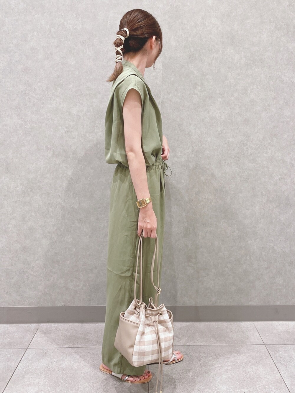 グリーン系のシャツ/ブラウス、グリーン系のその他パンツ、ベージュ系のサンダルを着用したレディースの夏コーディネートの2枚目の写真