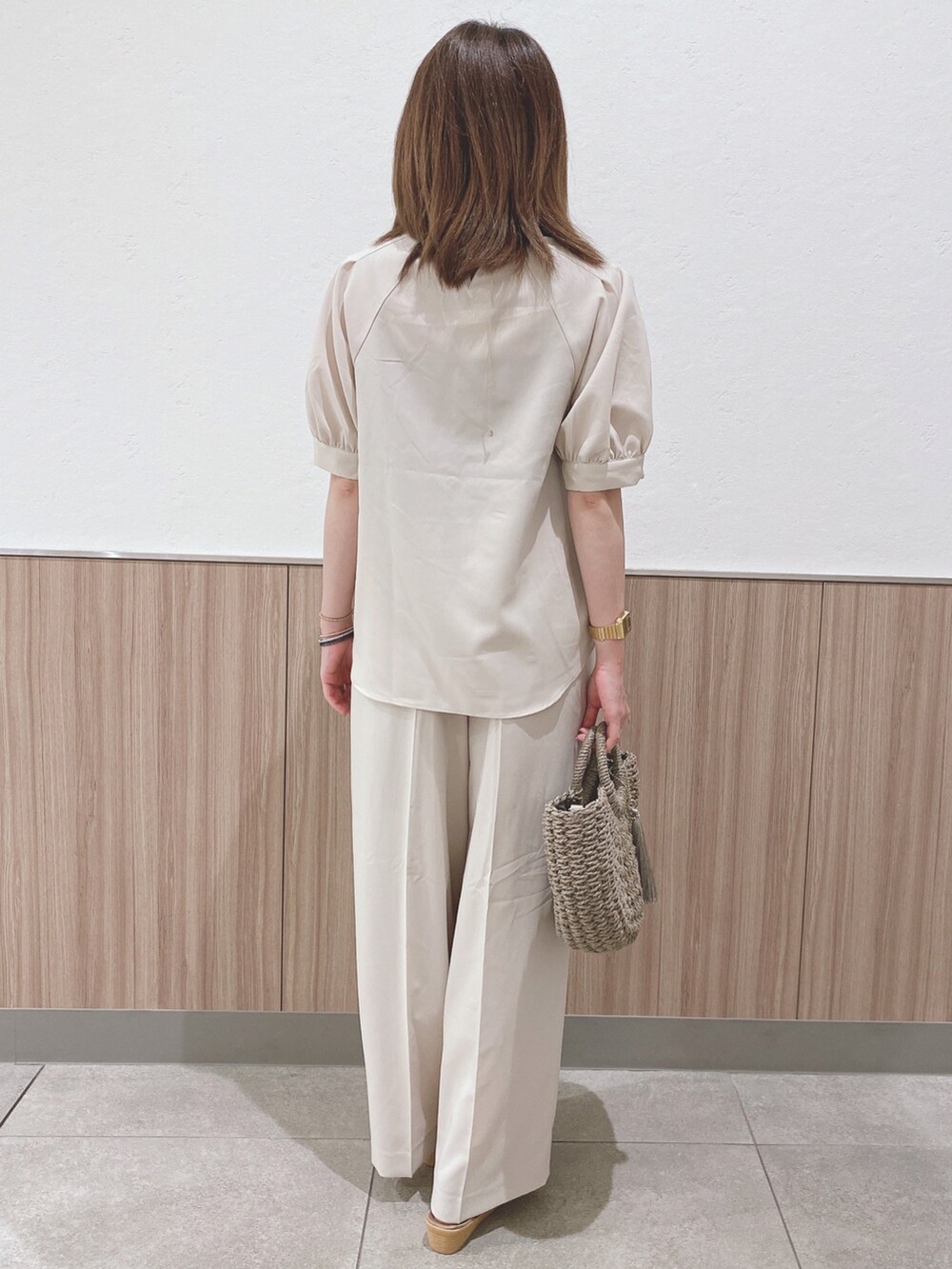 ベージュ系のシャツ/ブラウス、ベージュ系のその他パンツ、グリーン系のサンダルを着用したレディースの夏コーディネートの3枚目の写真