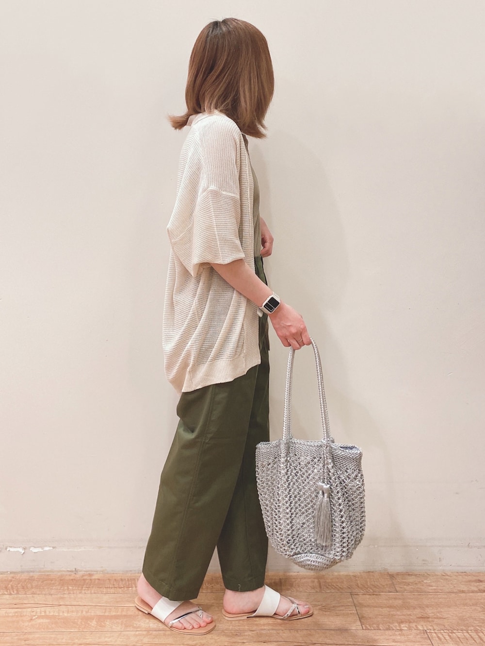 グリーン系のタンクトップ、グリーン系のその他パンツ、グレー系のトートバッグを着用したレディースの春コーディネートの2枚目の写真