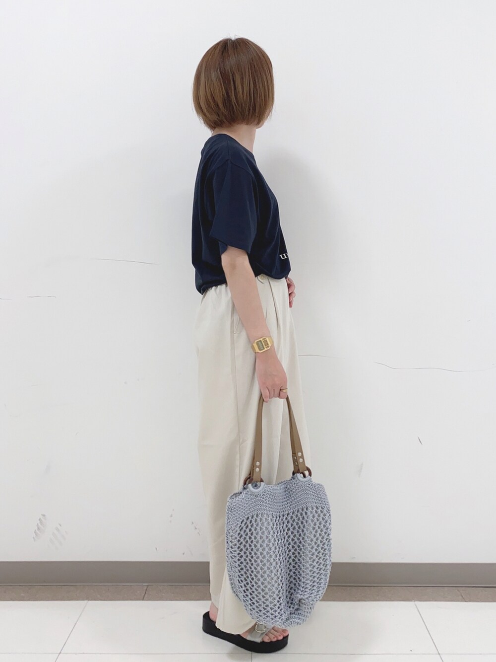 ブルー系のTシャツ/カットソー、ベージュ系のその他パンツ、シルバー系のサンダルを着用したレディースの夏コーディネートの2枚目の写真