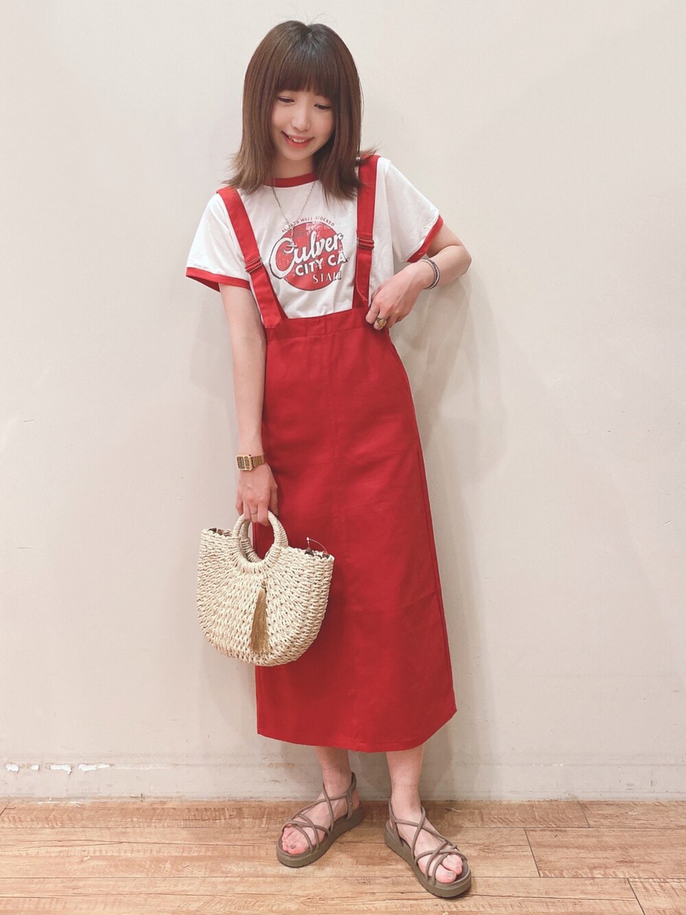 レッド系のスカート、ホワイト系のショルダーバッグ、ベージュ系のサンダルを着用したレディースの夏コーディネートの4枚目の写真
