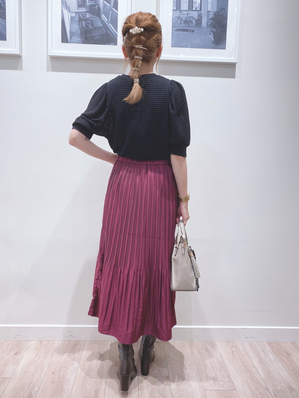 ブラック系のTシャツ/カットソー、パープル系のスカート、ブラウン系のブーツを着用したレディースの夏コーディネートの3枚目の写真