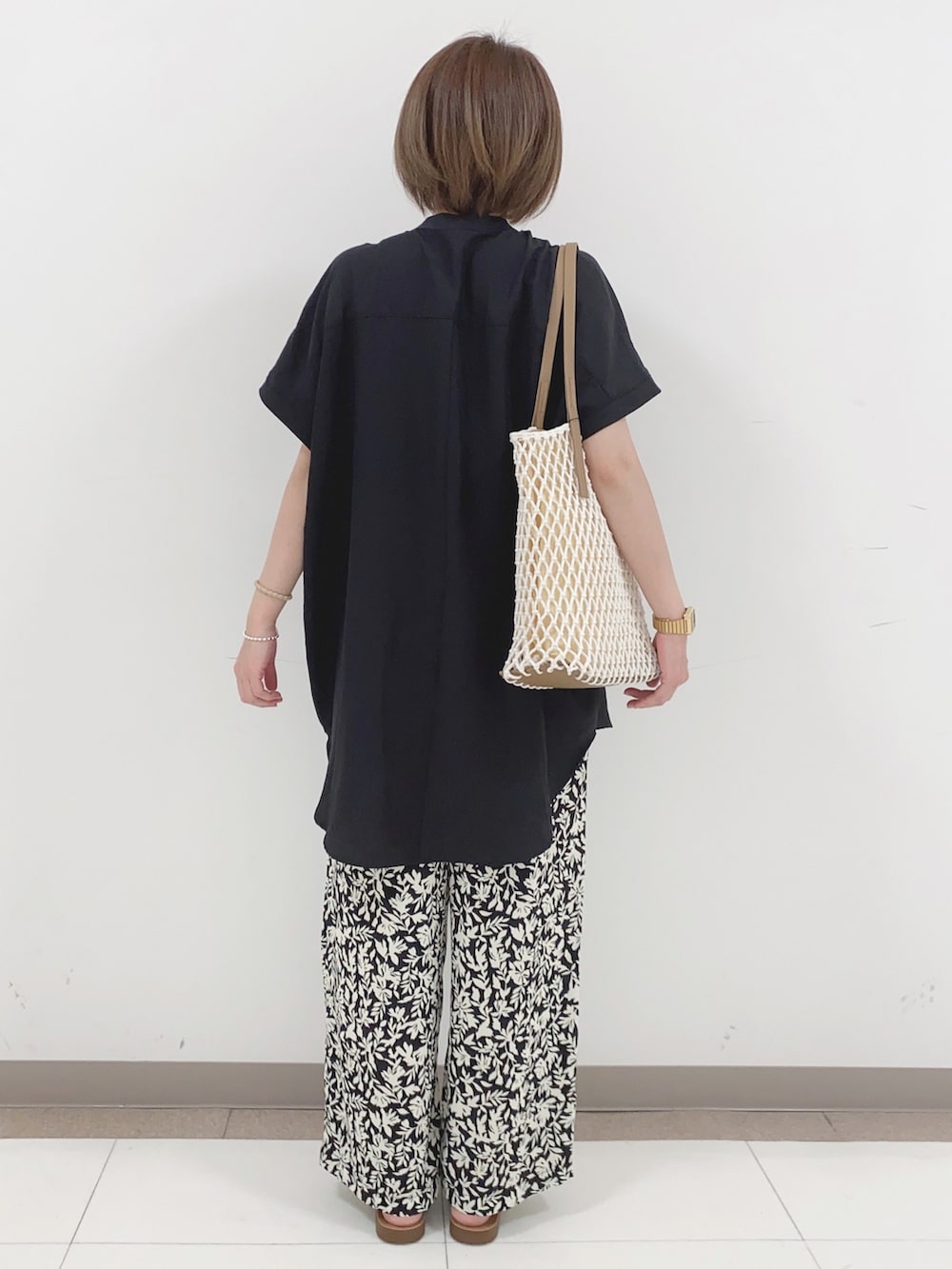 ブラック系のシャツ/ブラウス、ブラック系のその他パンツ、ブラック系のサンダルを着用したレディースの夏コーディネートの3枚目の写真