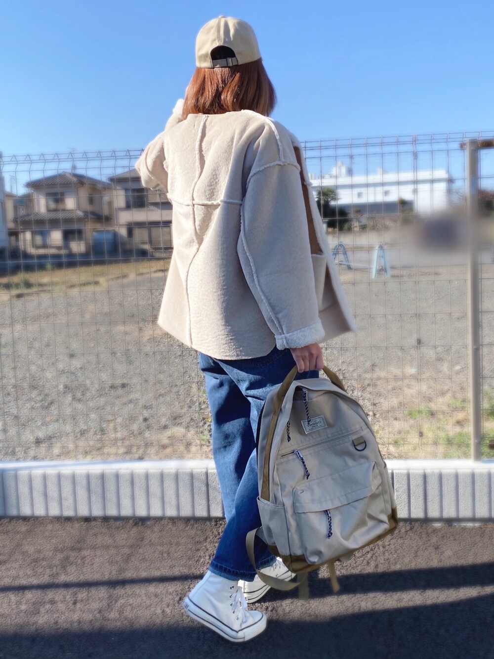 ベージュ系のブルゾン、ブラック系のTシャツ/カットソー、ブルー系のサロペット/オーバーオールを着用したレディースの冬コーディネートの2枚目の写真