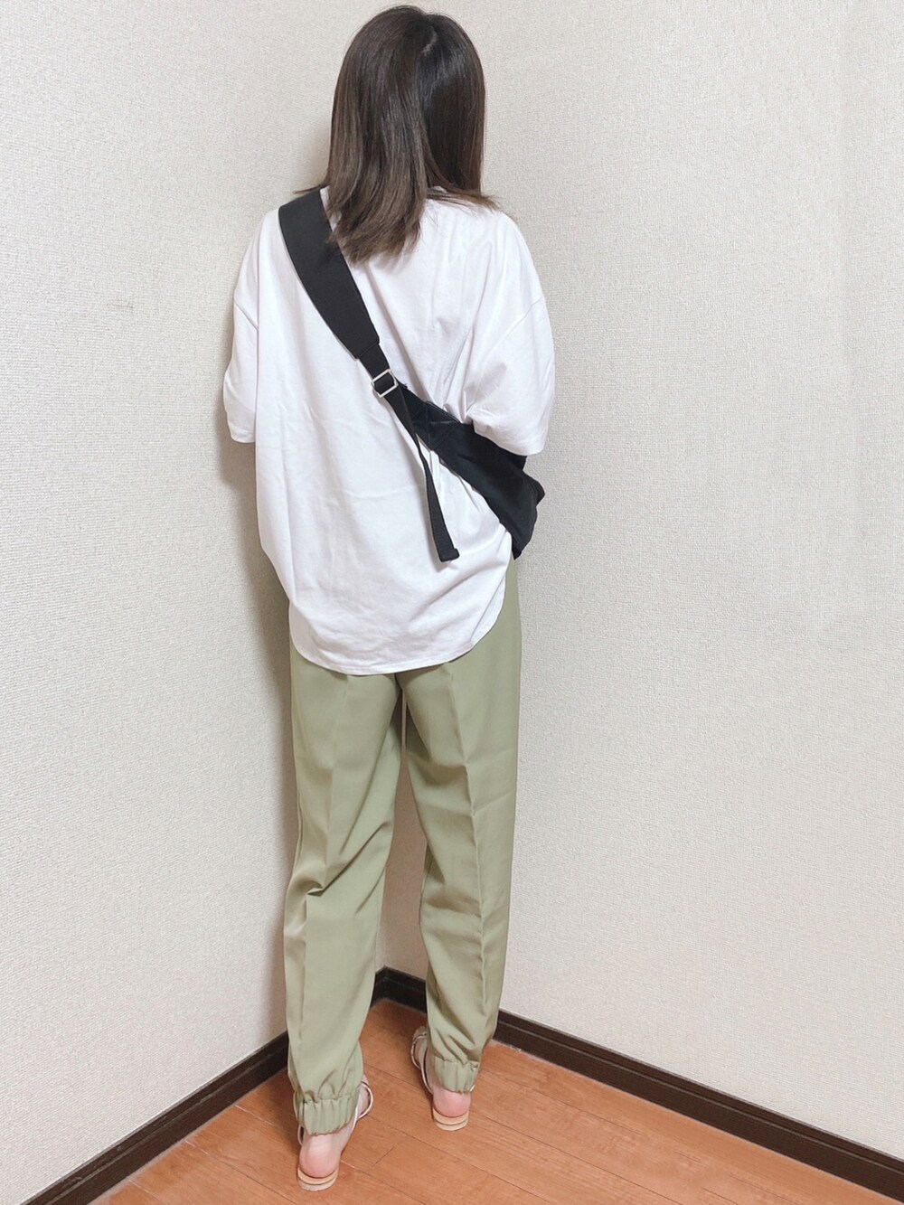 ホワイト系のTシャツ/カットソー、グリーン系のその他パンツ、ベージュ系のサンダルを着用したレディースの夏コーディネートの3枚目の写真