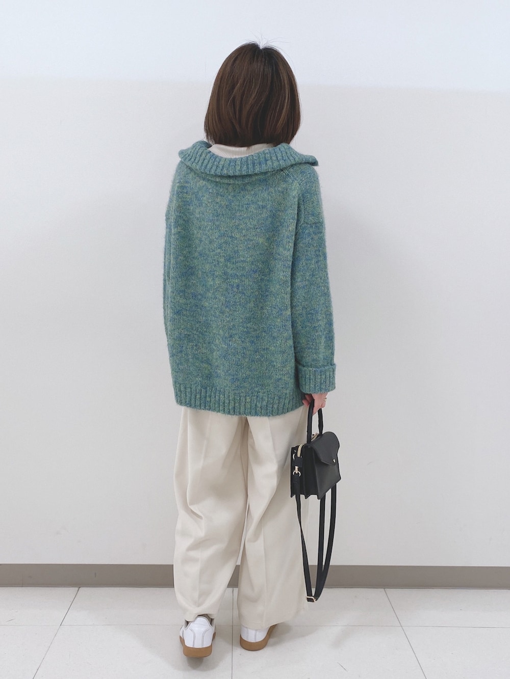 グリーン系のニット/セーター、ホワイト系のニット/セーター、ベージュ系のその他パンツを着用したレディースの冬コーディネートの3枚目の写真