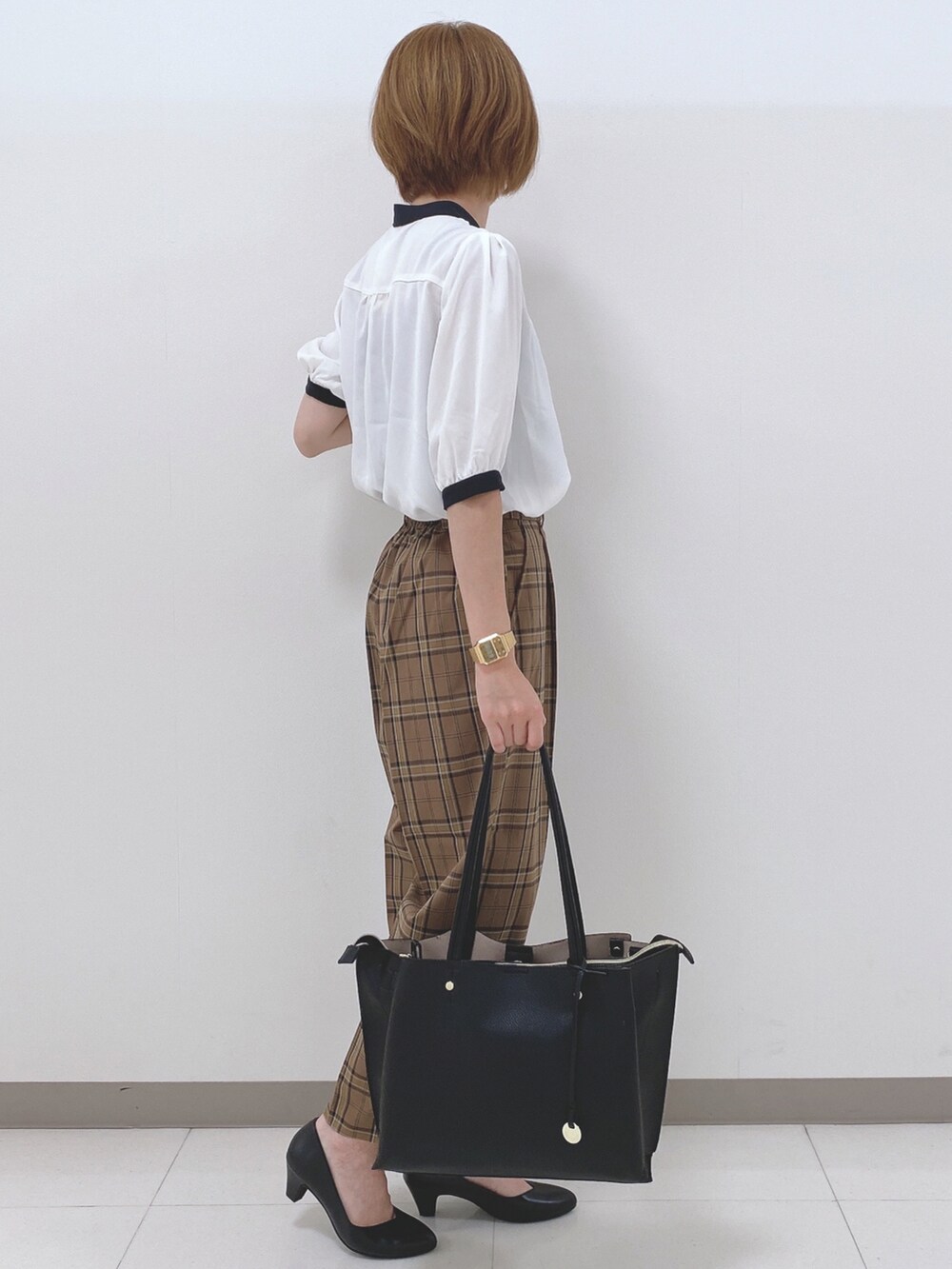 ホワイト系のシャツ/ブラウス、ベージュ系のパンツ、ブラック系のパンプスを着用したレディースの夏コーディネートの2枚目の写真