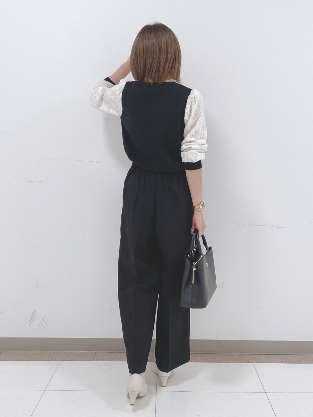 ブラック系のニット/セーター、ブラック系のその他パンツ、ベージュ系のパンプスを着用したレディースの冬コーディネートの3枚目の写真