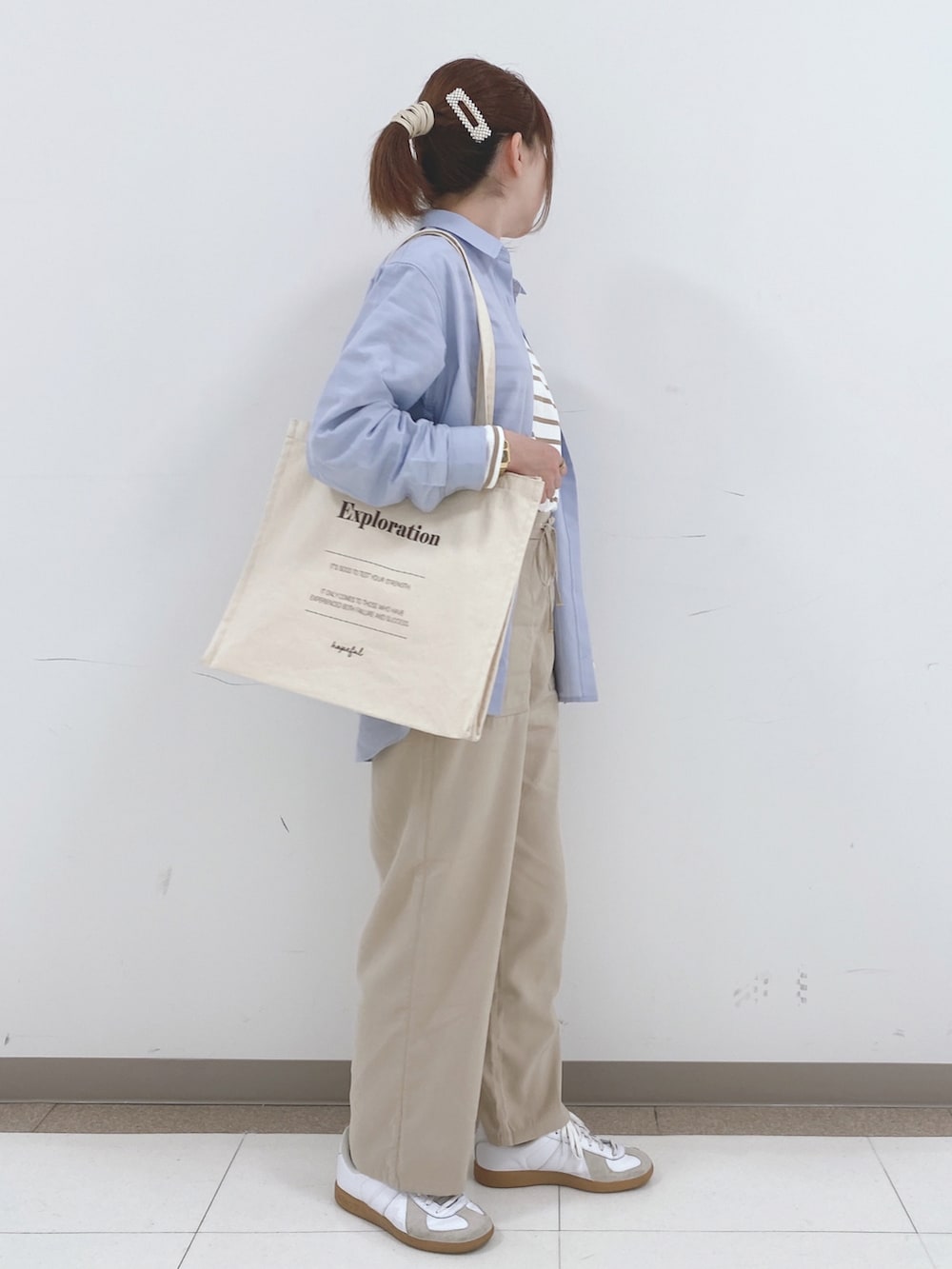 ベージュ系のTシャツ/カットソー、ブルー系のシャツ/ブラウス、ベージュ系のその他パンツを着用したレディースの春コーディネートの2枚目の写真