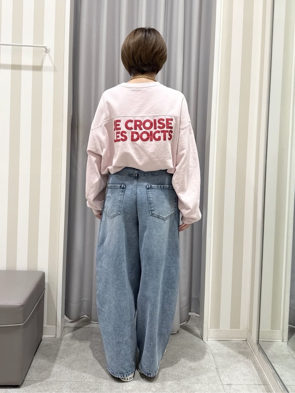 ホワイト系のその他アウター、ピンク系のスウェット、ブルー系のデニムパンツを着用したレディースの秋コーディネートの6枚目の写真