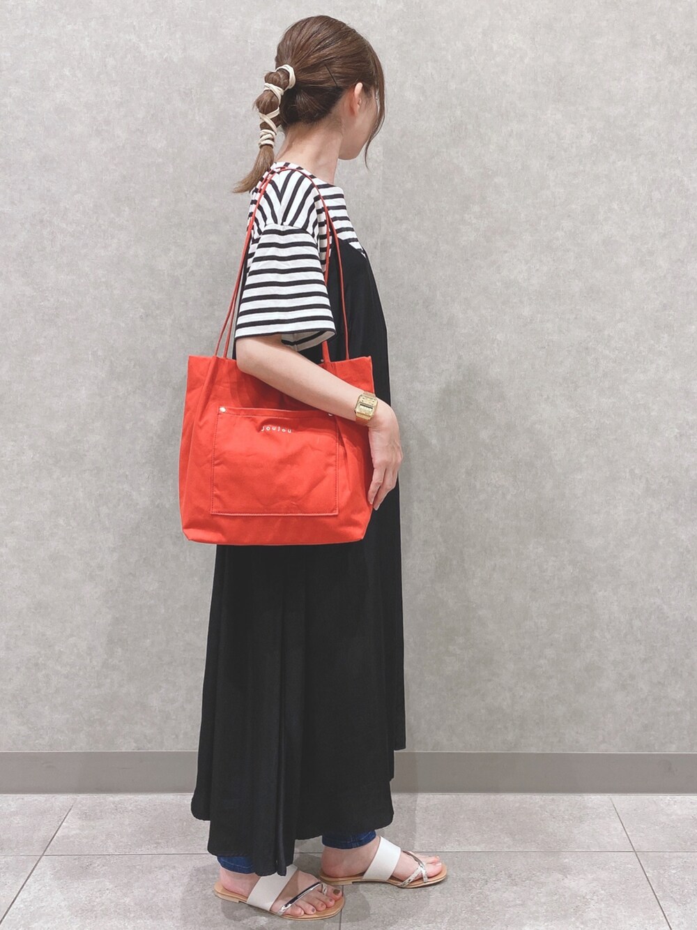 ブラック系のTシャツ/カットソー、ブラック系のワンピース、ベージュ系のサンダルを着用したレディースの夏コーディネートの2枚目の写真