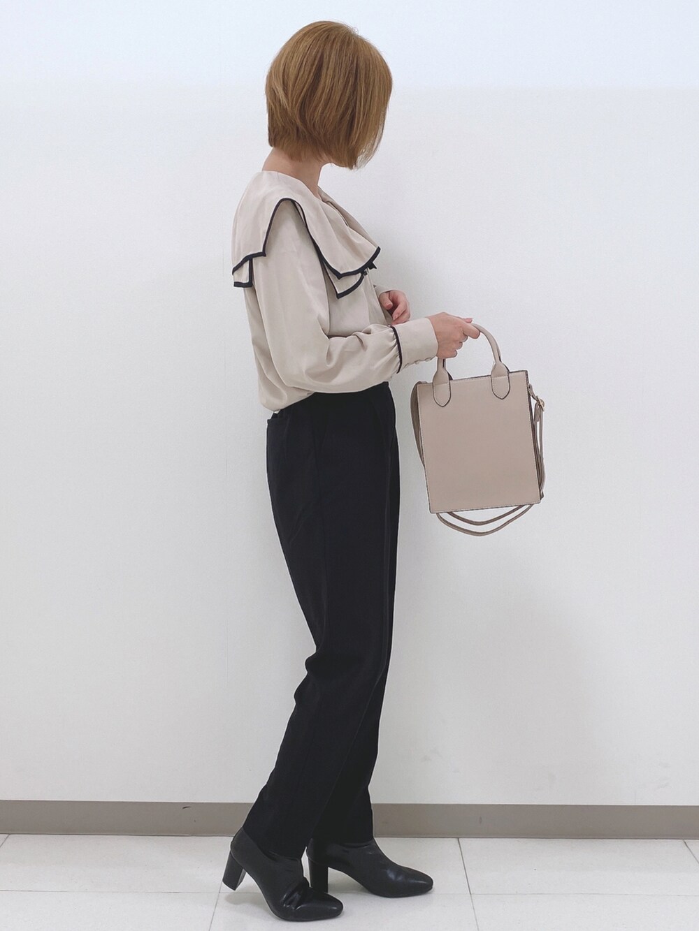 ベージュ系のシャツ/ブラウス、ブラック系のその他パンツ、ベージュ系のバッグを着用したレディースの夏コーディネートの2枚目の写真