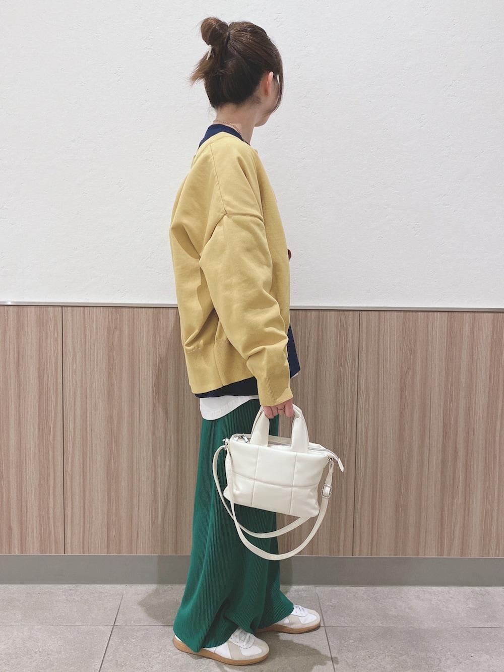 ブルー系のTシャツ/カットソー、イエロー系のニット/セーター、グリーン系のその他パンツを着用したレディースの春コーディネートの2枚目の写真