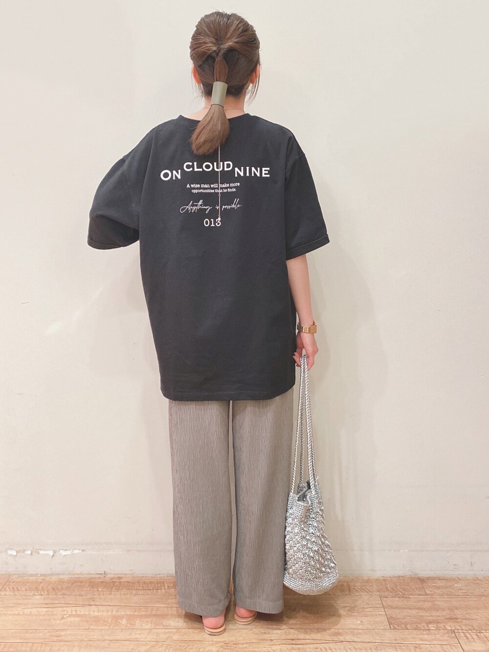 ブラック系のTシャツ/カットソー、ベージュ系のその他パンツ、ブラック系のサンダルを着用したレディースの夏コーディネートの3枚目の写真