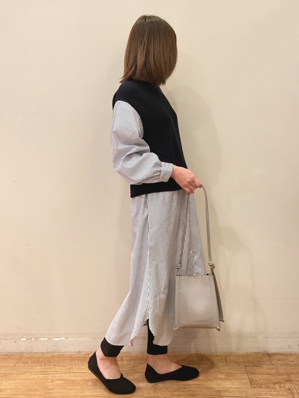 ブラック系のワンピース、ブラック系のパンプス、ブラック系のその他パンツを着用したレディースの春コーディネートの2枚目の写真