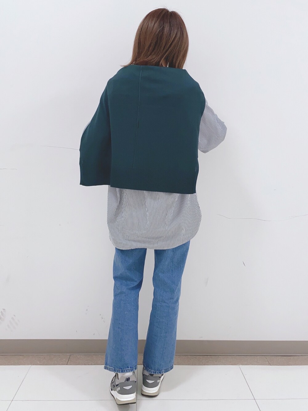 ブルー系のシャツ/ブラウス、ブルー系のデニムパンツ、グリーン系のカーディガン/ボレロを着用したレディースの春コーディネートの3枚目の写真