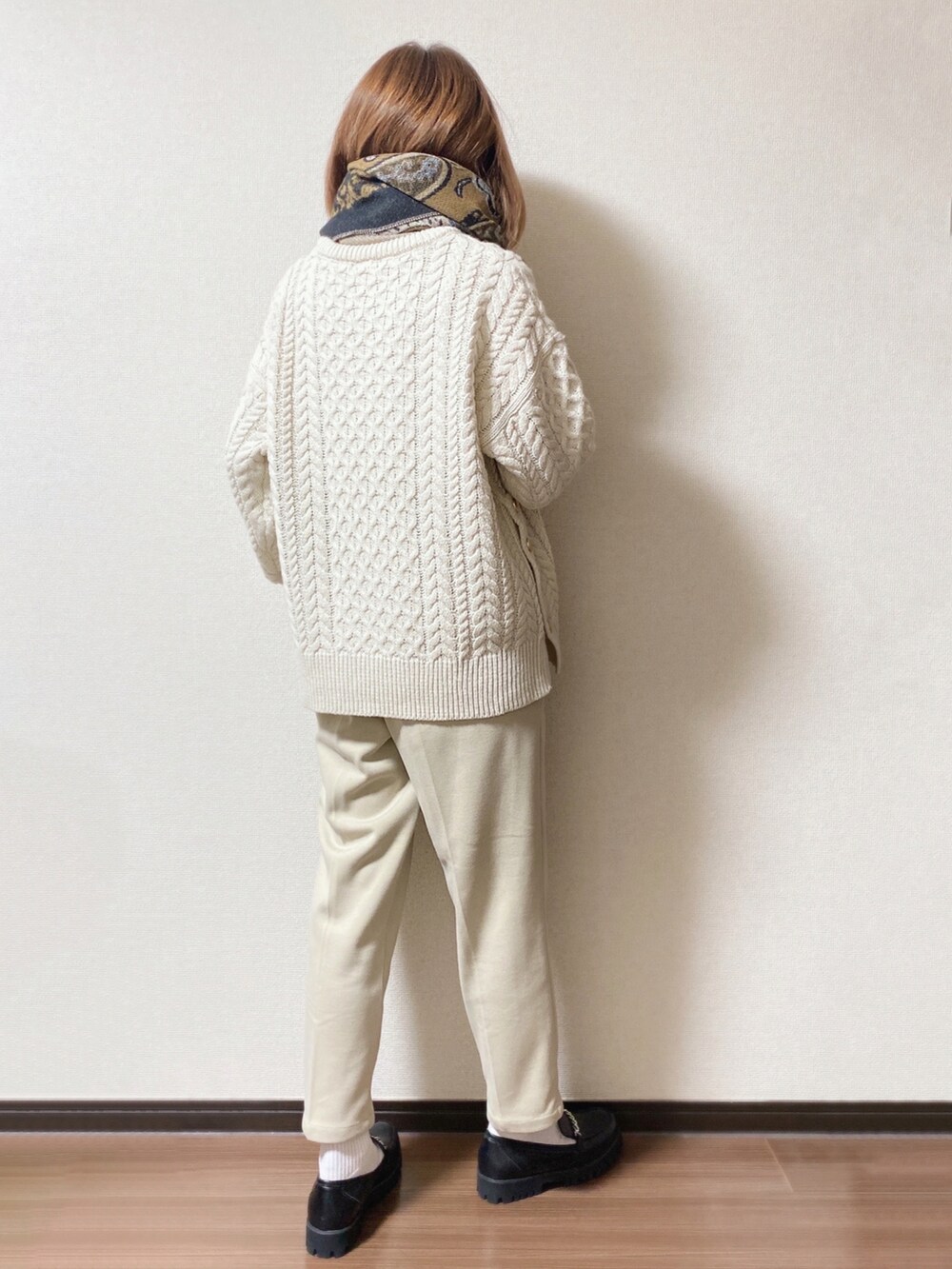 ホワイト系のニット/セーター、ホワイト系のその他パンツ、ブラック系のドレスシューズを着用したレディースの冬コーディネートの2枚目の写真