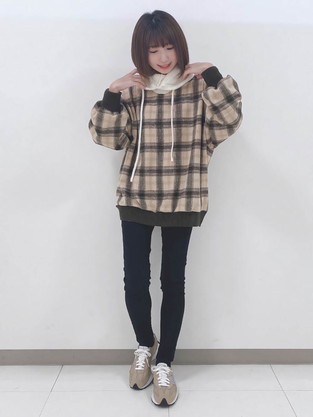 ブラウン系のTシャツ/カットソー、ブラック系のその他パンツ、ホワイト系のTシャツ/カットソーを着用したレディースの冬コーディネートの4枚目の写真