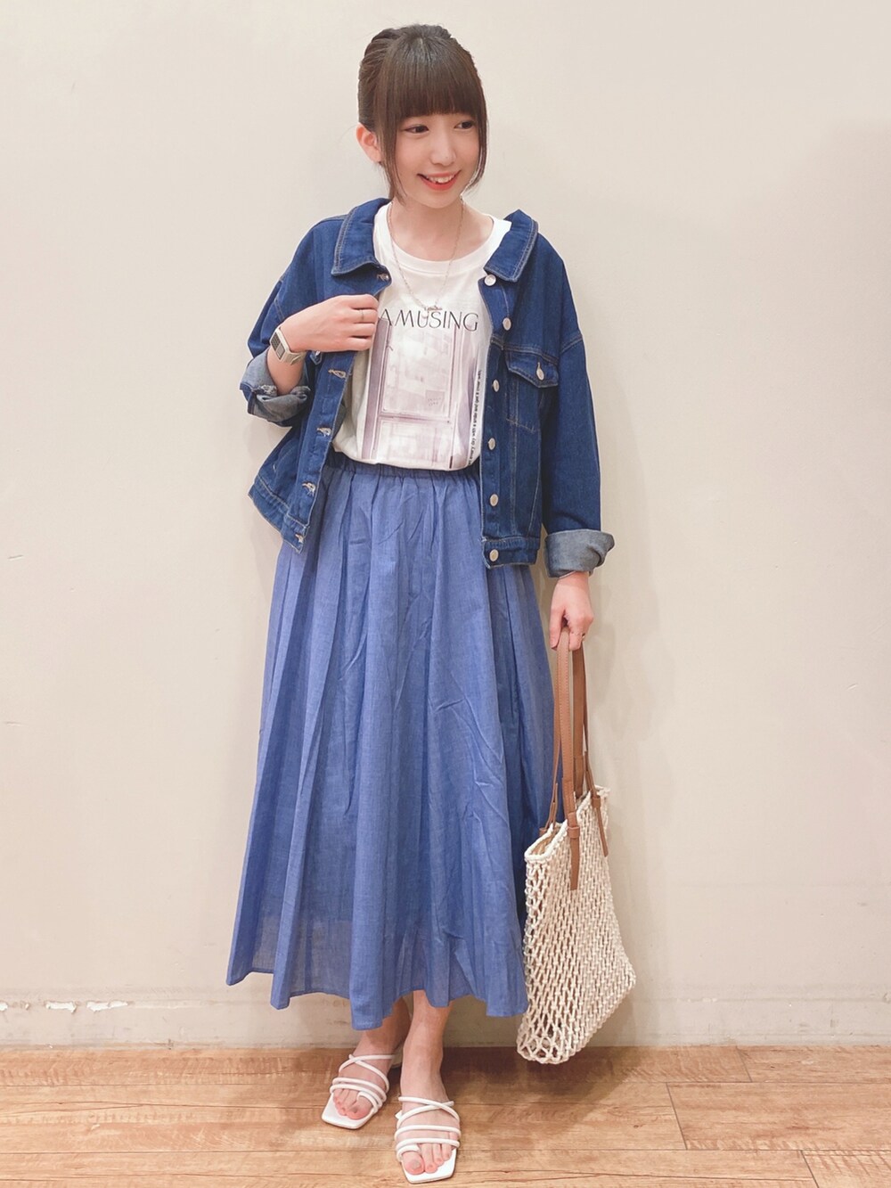 ホワイト系のTシャツ/カットソー、ブルー系のデニムジャケット、ブルー系のスカートを着用したレディースの春コーディネートの4枚目の写真
