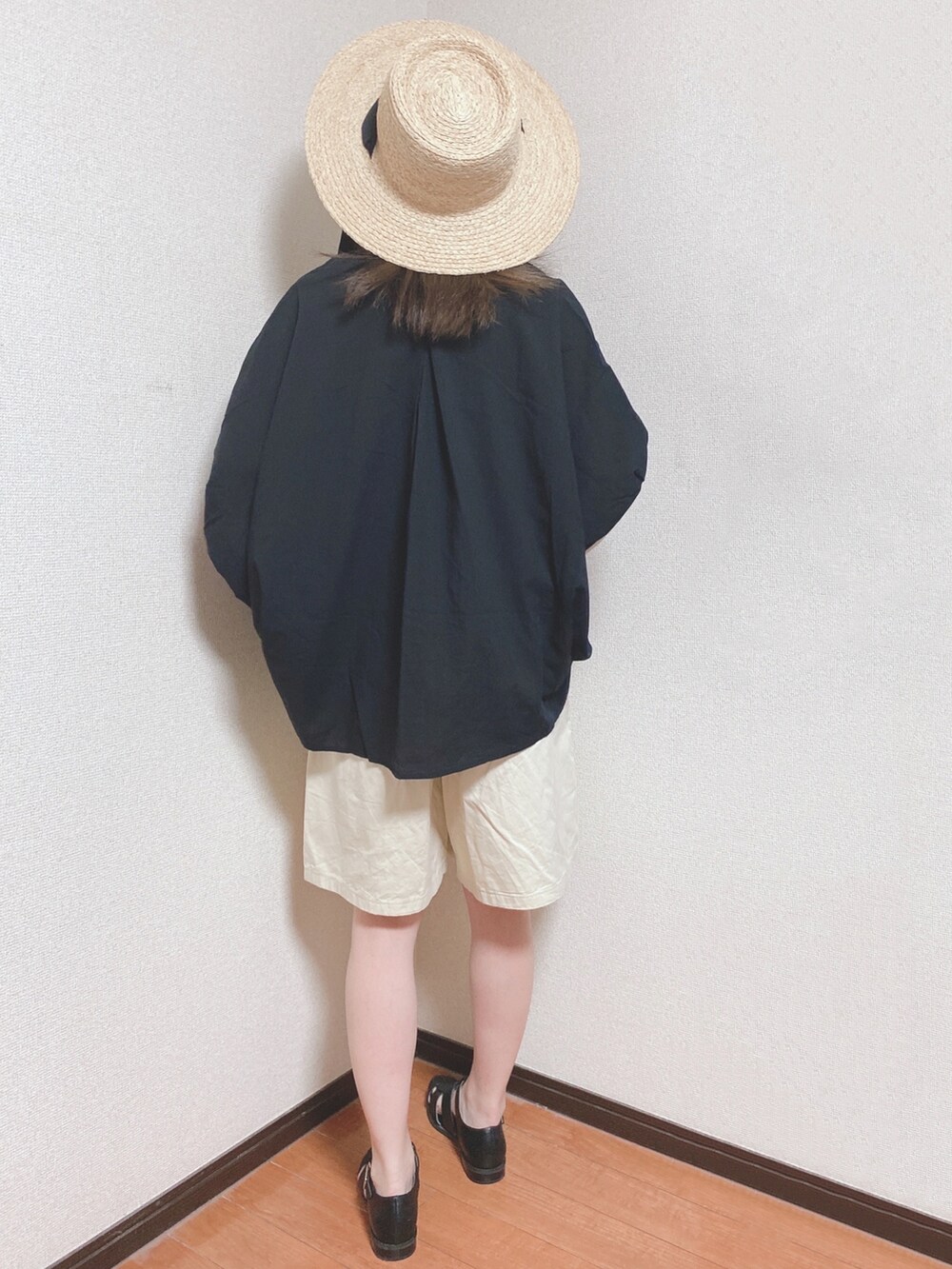 ブラック系のシャツ/ブラウス、ベージュ系のその他パンツ、ブラック系のシューズを着用したレディースの夏コーディネートの3枚目の写真