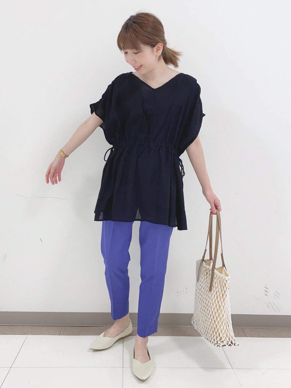 ブラック系のシャツ/ブラウス、ブルー系のその他パンツ、ベージュ系のパンプスを着用したレディースの春コーディネートの4枚目の写真