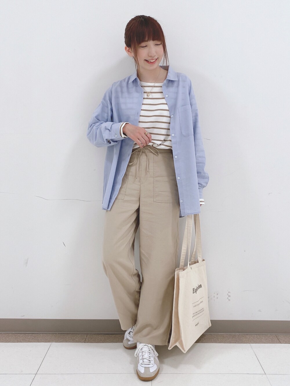 ベージュ系のTシャツ/カットソー、ブルー系のシャツ/ブラウス、ベージュ系のその他パンツを着用したレディースの春コーディネートの4枚目の写真