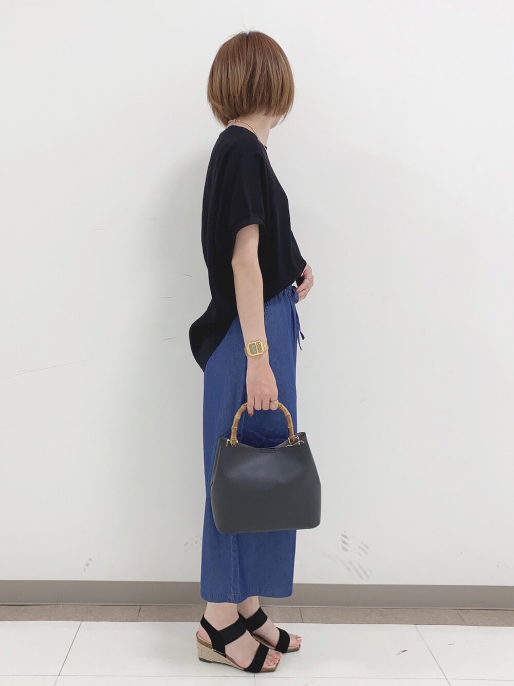 ブラック系のシャツ/ブラウス、ブルー系のその他パンツ、ブラック系のサンダルを着用したレディースの夏コーディネートの2枚目の写真