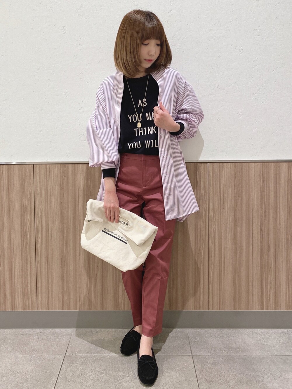 パープル系のシャツ/ブラウス、ピンク系のその他パンツ、ホワイト系のトートバッグを着用したレディースの春コーディネートの4枚目の写真