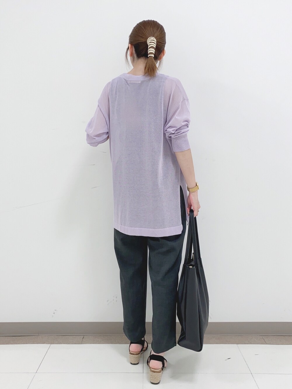 ブラック系のタンクトップ、パープル系のカーディガン/ボレロ、グレー系のその他パンツを着用したレディースの春コーディネートの3枚目の写真