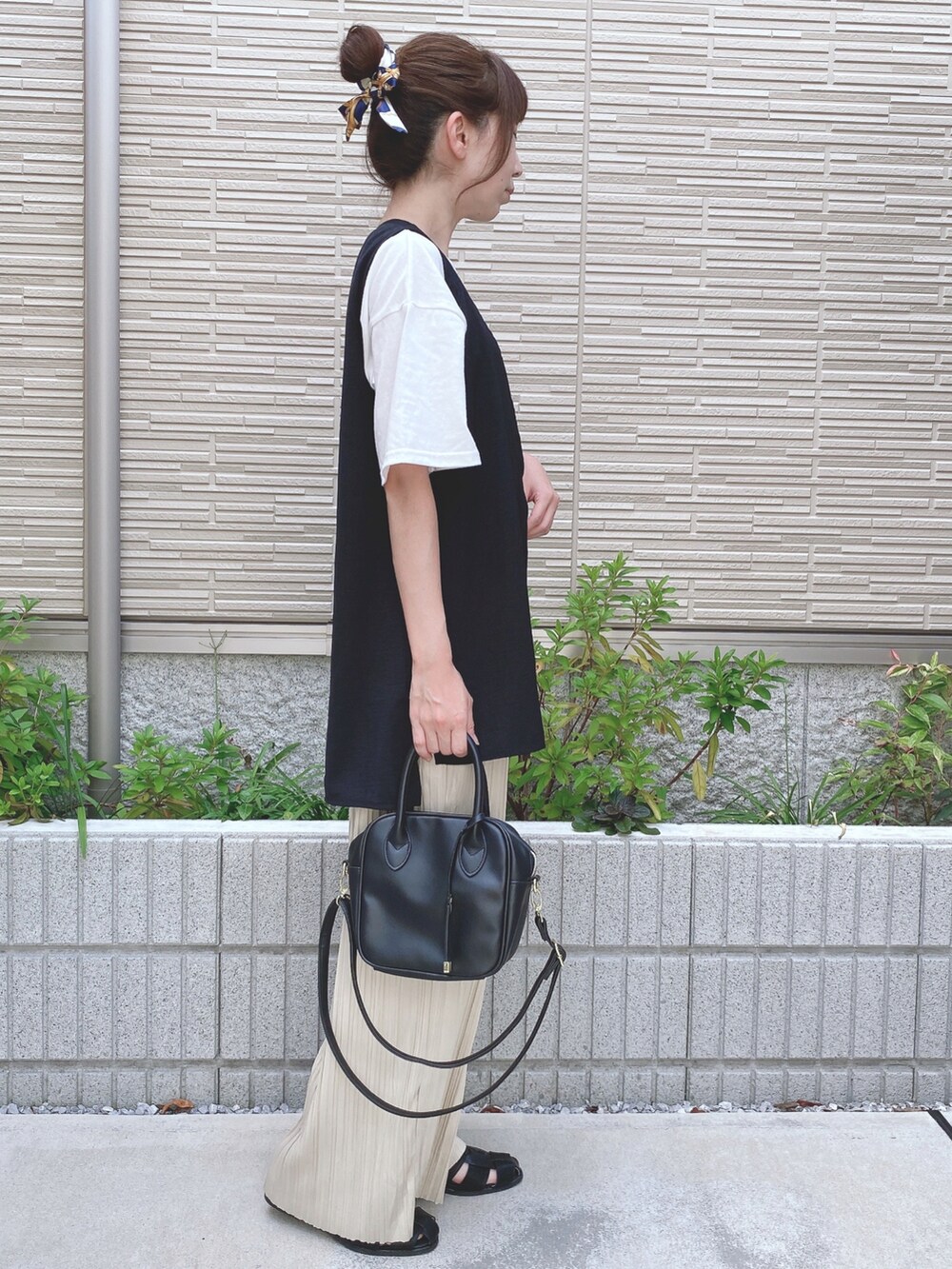 ホワイト系のTシャツ/カットソー、ブラック系のTシャツ/カットソー、ホワイト系のパンツを着用したレディースの夏コーディネートの2枚目の写真