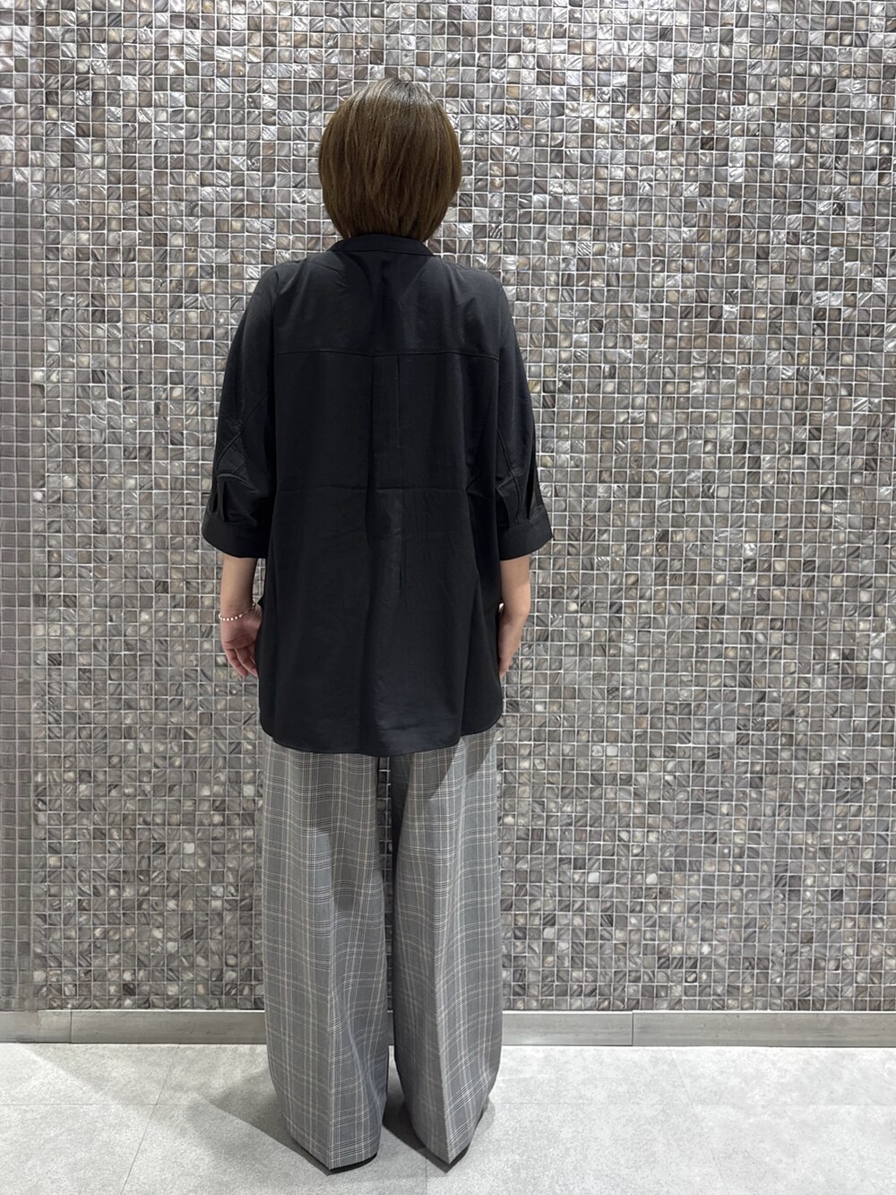 ブラック系のシャツ/ブラウス、グレー系のその他パンツを着用したレディースの秋コーディネートの3枚目の写真