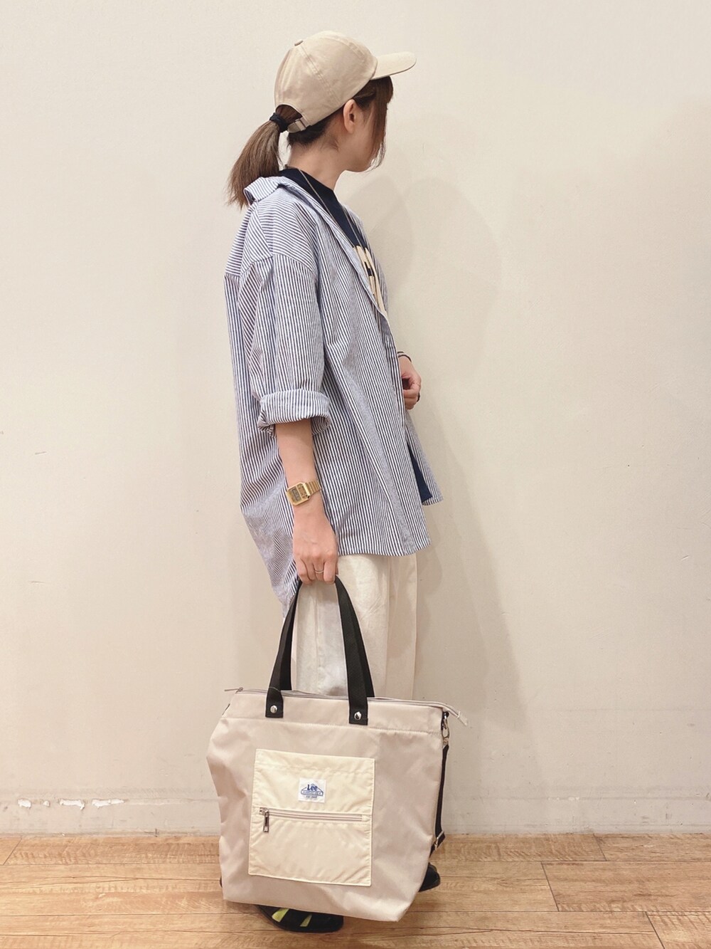 ブルー系のTシャツ/カットソー、グレー系のトートバッグ、ブルー系のシャツ/ブラウスを着用したレディースの春コーディネートの2枚目の写真