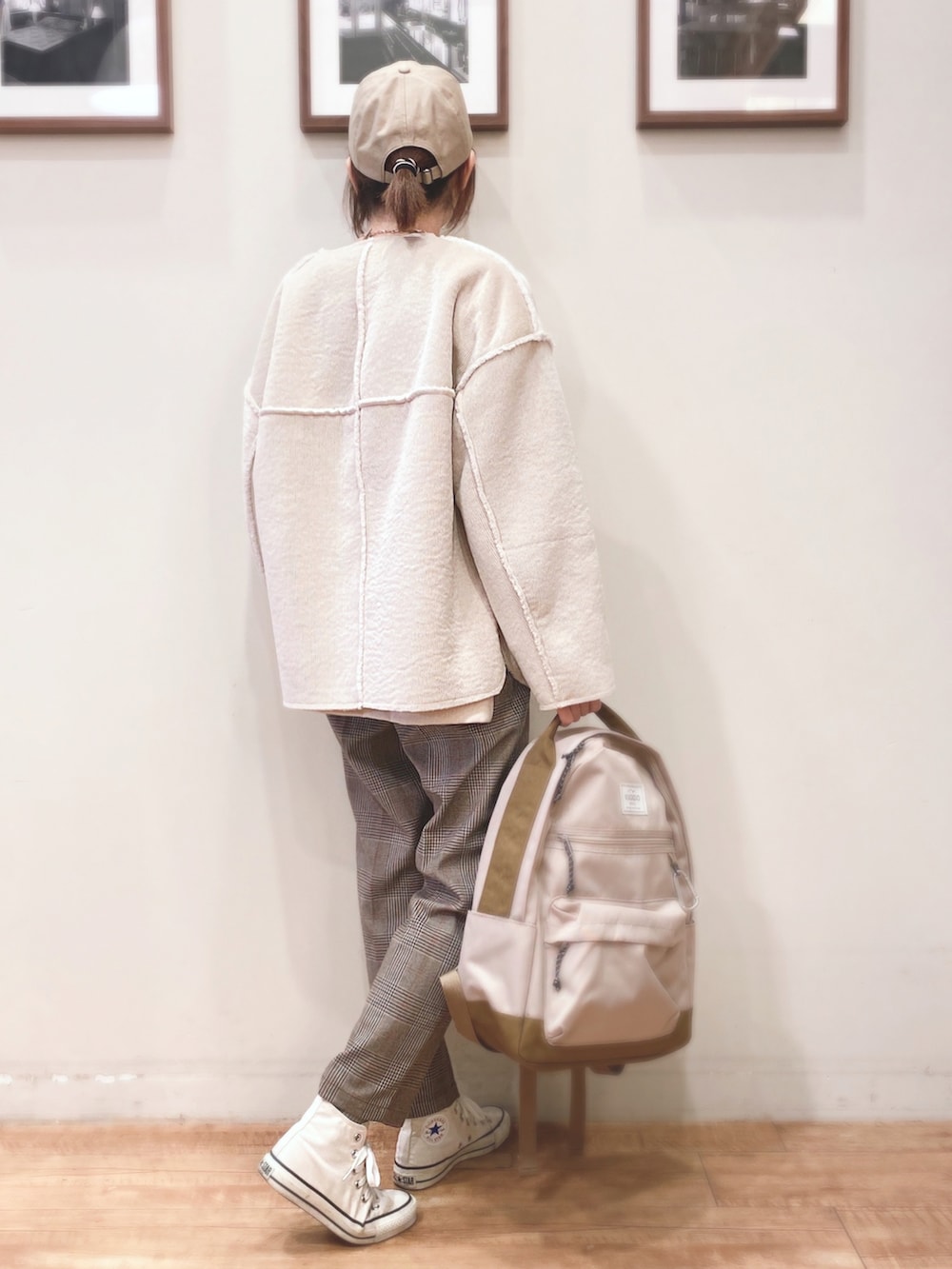 ベージュ系のブルゾン、ベージュ系のTシャツ/カットソー、ベージュ系のバックパック/リュックを着用したレディースの秋コーディネートの2枚目の写真