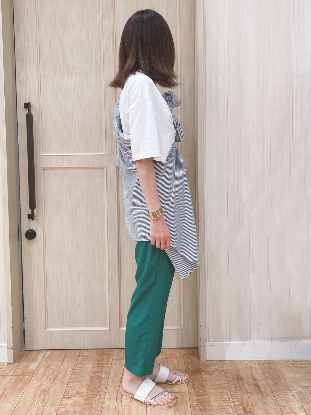 ブルー系のシャツ/ブラウス、ホワイト系のTシャツ/カットソー、グリーン系のその他パンツを着用したレディースの夏コーディネートの2枚目の写真