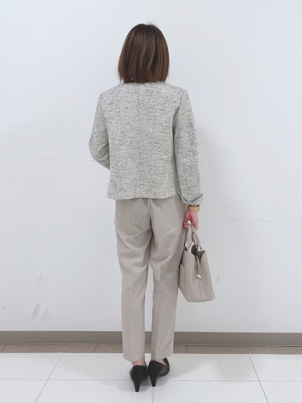 グレー系のノーカラージャケット、ホワイト系のシャツ/ブラウス、ベージュ系のその他パンツを着用したレディースの冬コーディネートの3枚目の写真