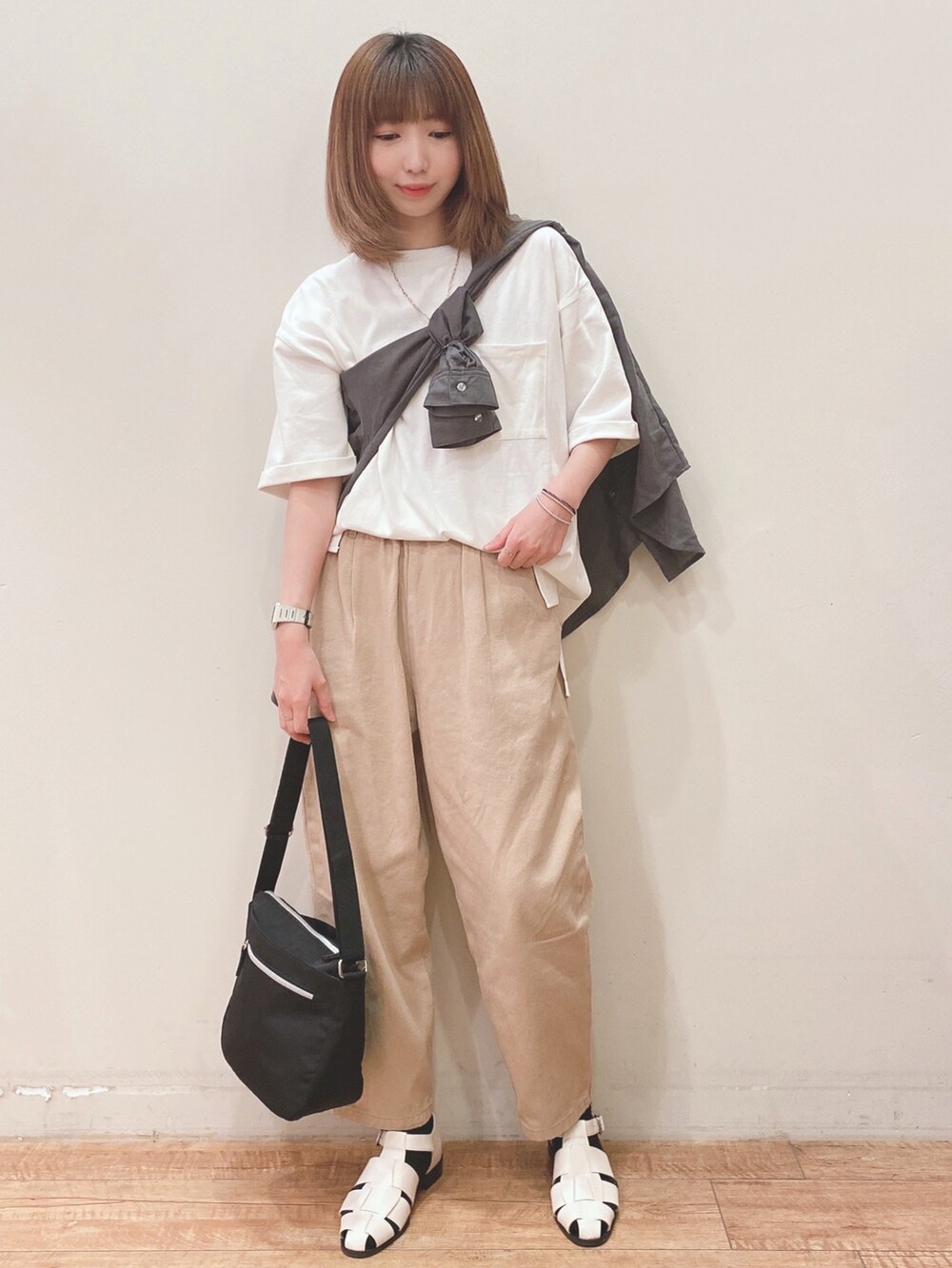 ホワイト系のTシャツ/カットソー、ベージュ系のその他パンツ、ホワイト系のシューズを着用したレディースの春コーディネートの5枚目の写真