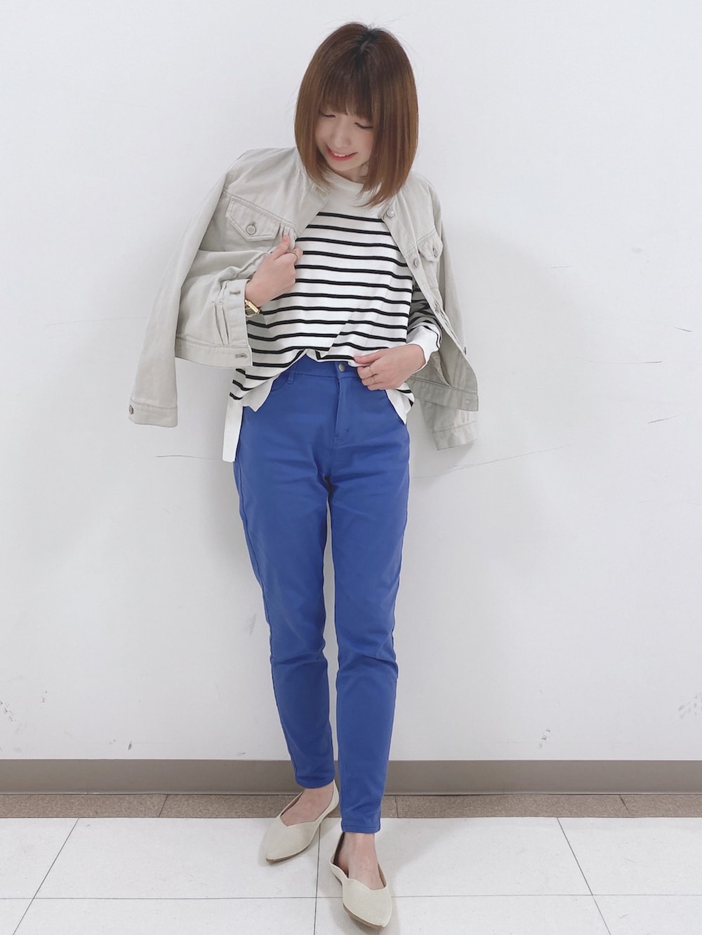 ブラック系のニット/セーター、グレー系のデニムジャケット、ブルー系のその他パンツを着用したレディースの冬コーディネートの2枚目の写真