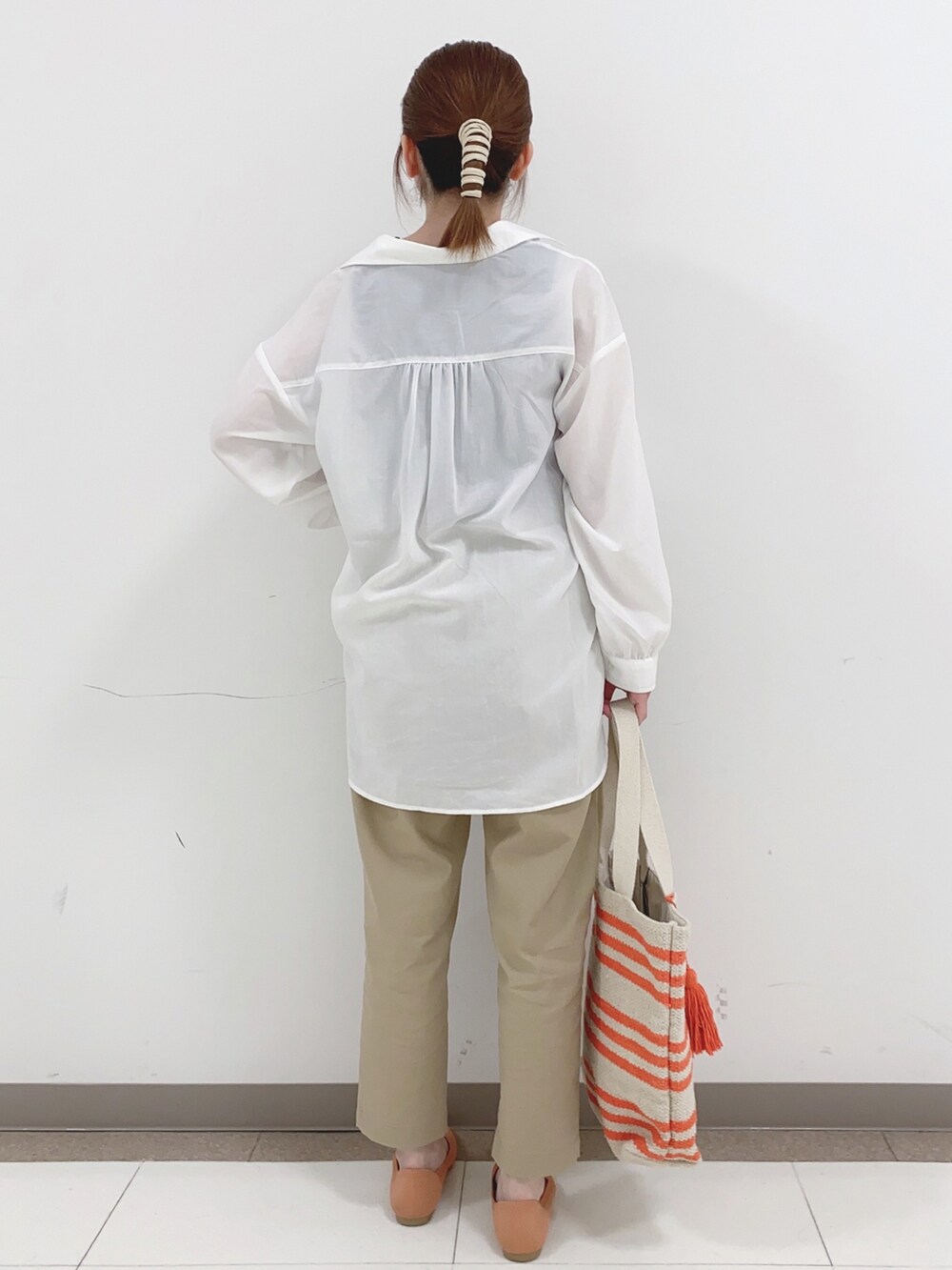 ホワイト系のシャツ/ブラウス、ブラック系のタンクトップ、ベージュ系のその他パンツを着用したレディースの春コーディネートの3枚目の写真