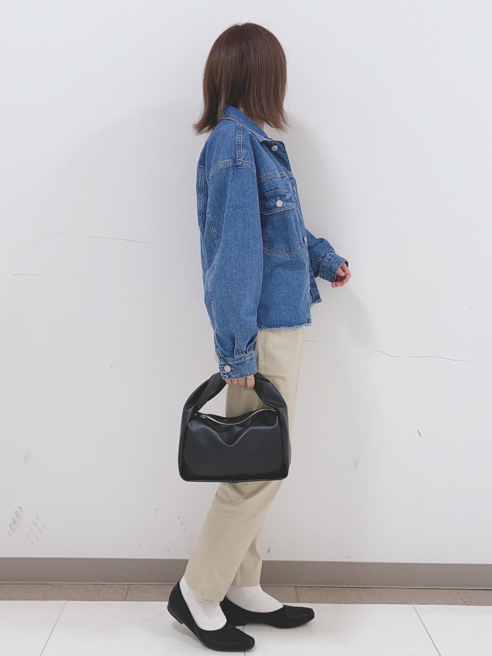 ブルー系のデニムジャケット、ベージュ系のTシャツ/カットソー、ベージュ系のその他パンツを着用したレディースの春コーディネートの2枚目の写真