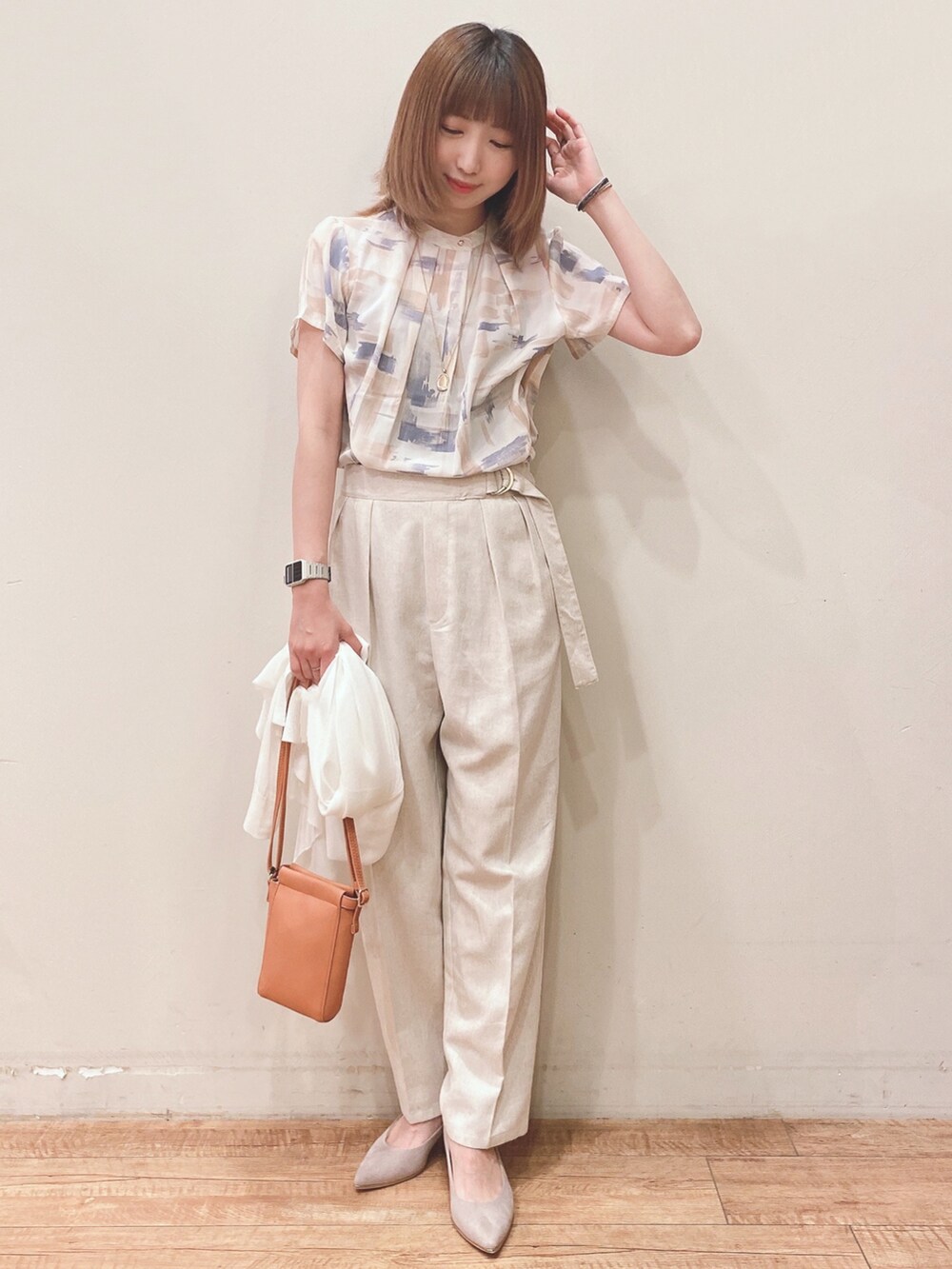 ベージュ系のシャツ/ブラウス、ベージュ系のその他パンツ、ホワイト系のカーディガン/ボレロを着用したレディースの春コーディネートの4枚目の写真