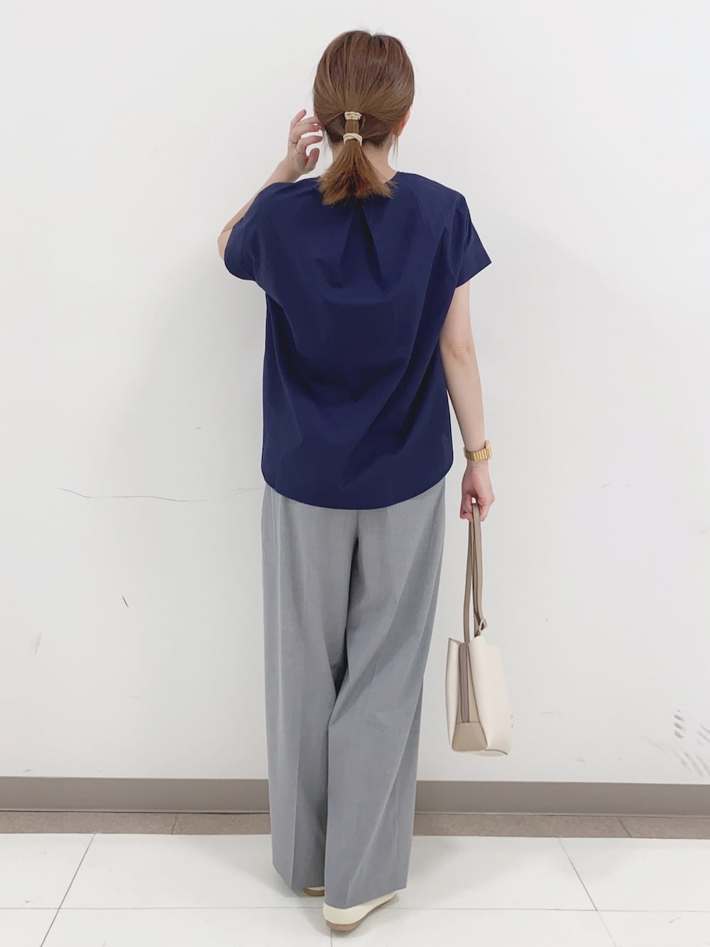 ブルー系のシャツ/ブラウス、ベージュ系のショルダーバッグ、ベージュ系のパンプスを着用したレディースの春コーディネートの3枚目の写真