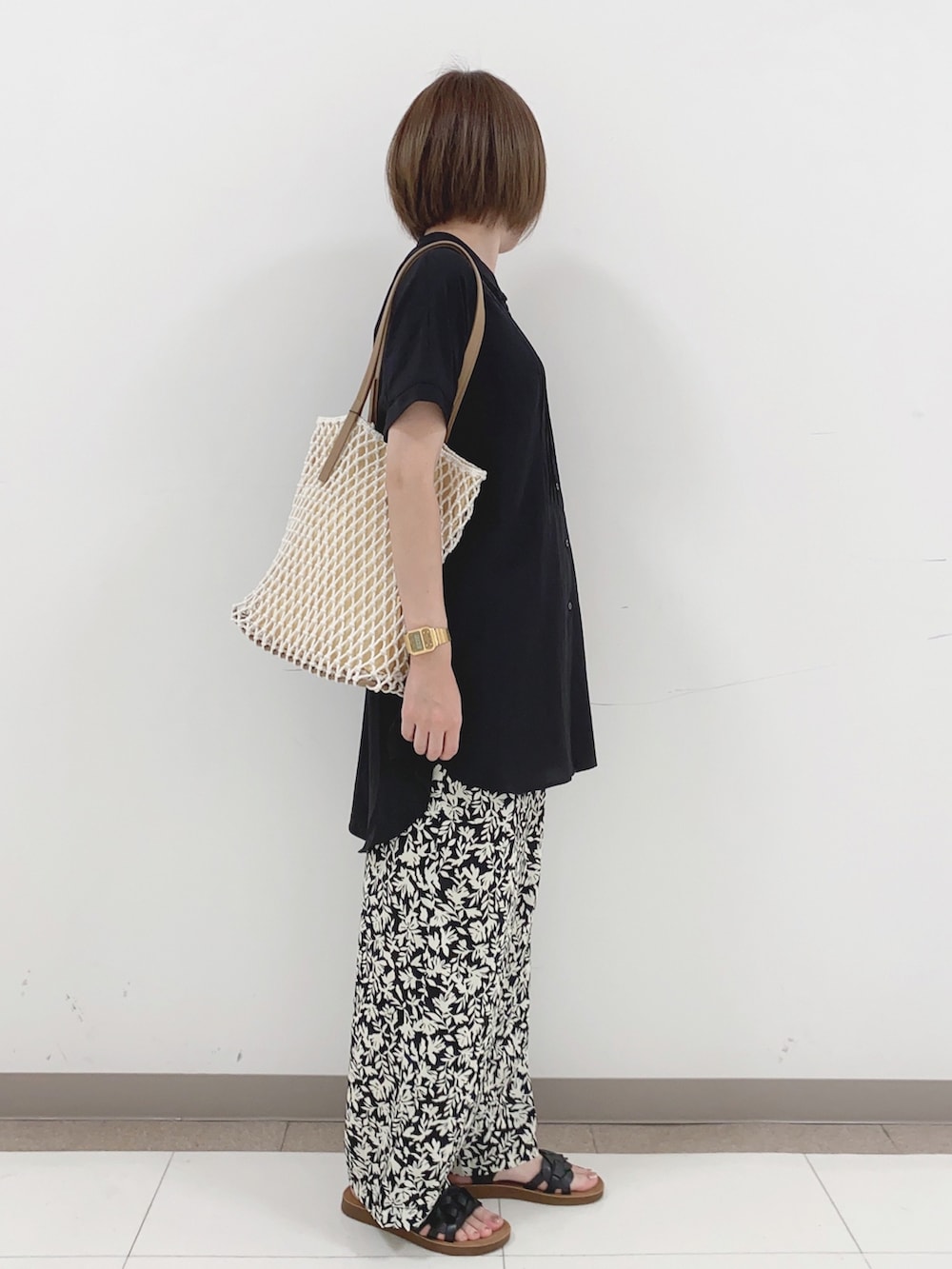 ブラック系のシャツ/ブラウス、ブラック系のその他パンツ、ブラック系のサンダルを着用したレディースの夏コーディネートの2枚目の写真