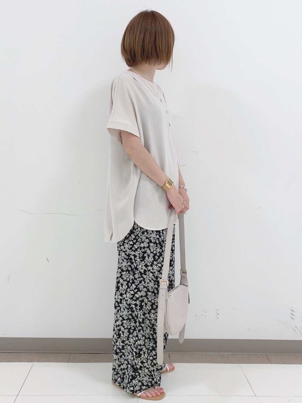 ベージュ系のシャツ/ブラウス、ブラック系のその他パンツ、ホワイト系のショルダーバッグを着用したレディースの夏コーディネートの2枚目の写真