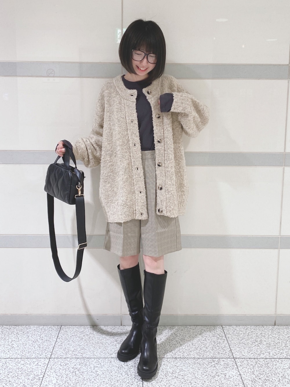 ベージュ系のカーディガン/ボレロ、ベージュ系のその他パンツ、ブラック系のショルダーバッグを着用したレディースの秋コーディネートの2枚目の写真