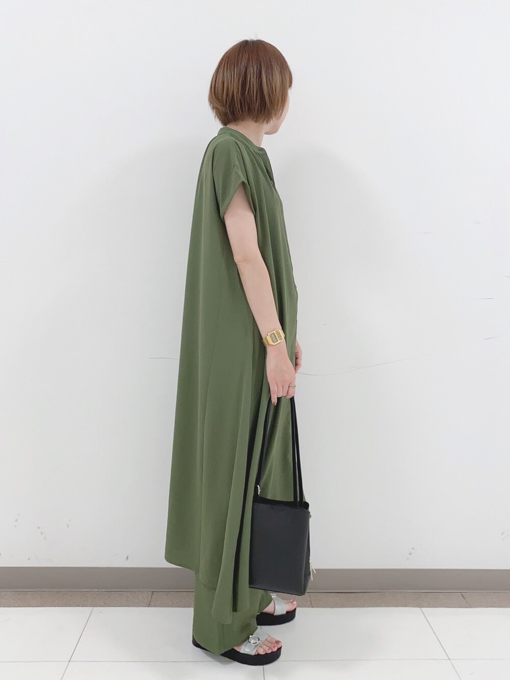 グリーン系のシャツ/ブラウス、グリーン系のその他パンツ、ブラック系のショルダーバッグを着用したレディースの夏コーディネートの2枚目の写真