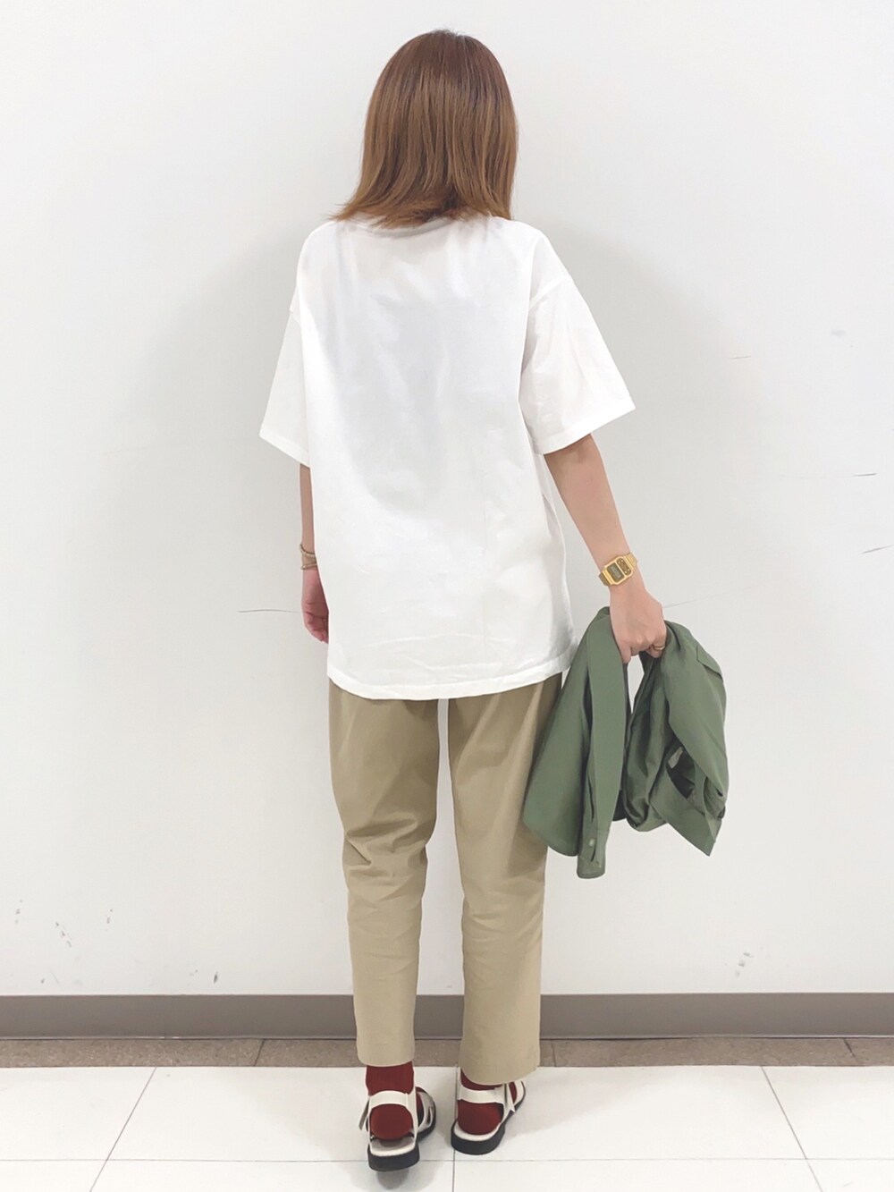 グリーン系のシャツ/ブラウス、ホワイト系のTシャツ/カットソー、ベージュ系のその他パンツを着用したレディースの春コーディネートの3枚目の写真