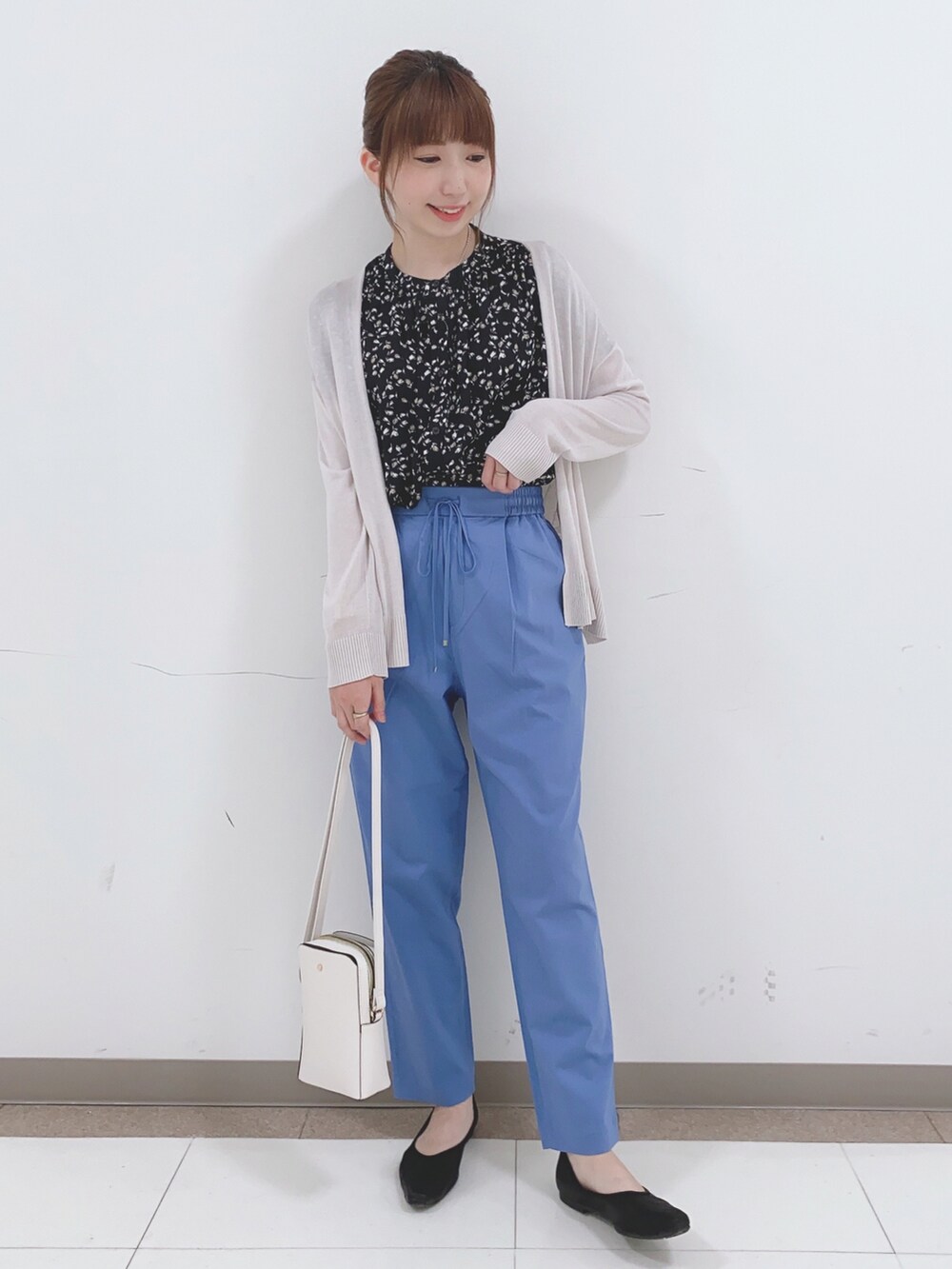ブラック系のシャツ/ブラウス、グレー系のカーディガン/ボレロ、ブルー系のその他パンツを着用したレディースの春コーディネートの4枚目の写真