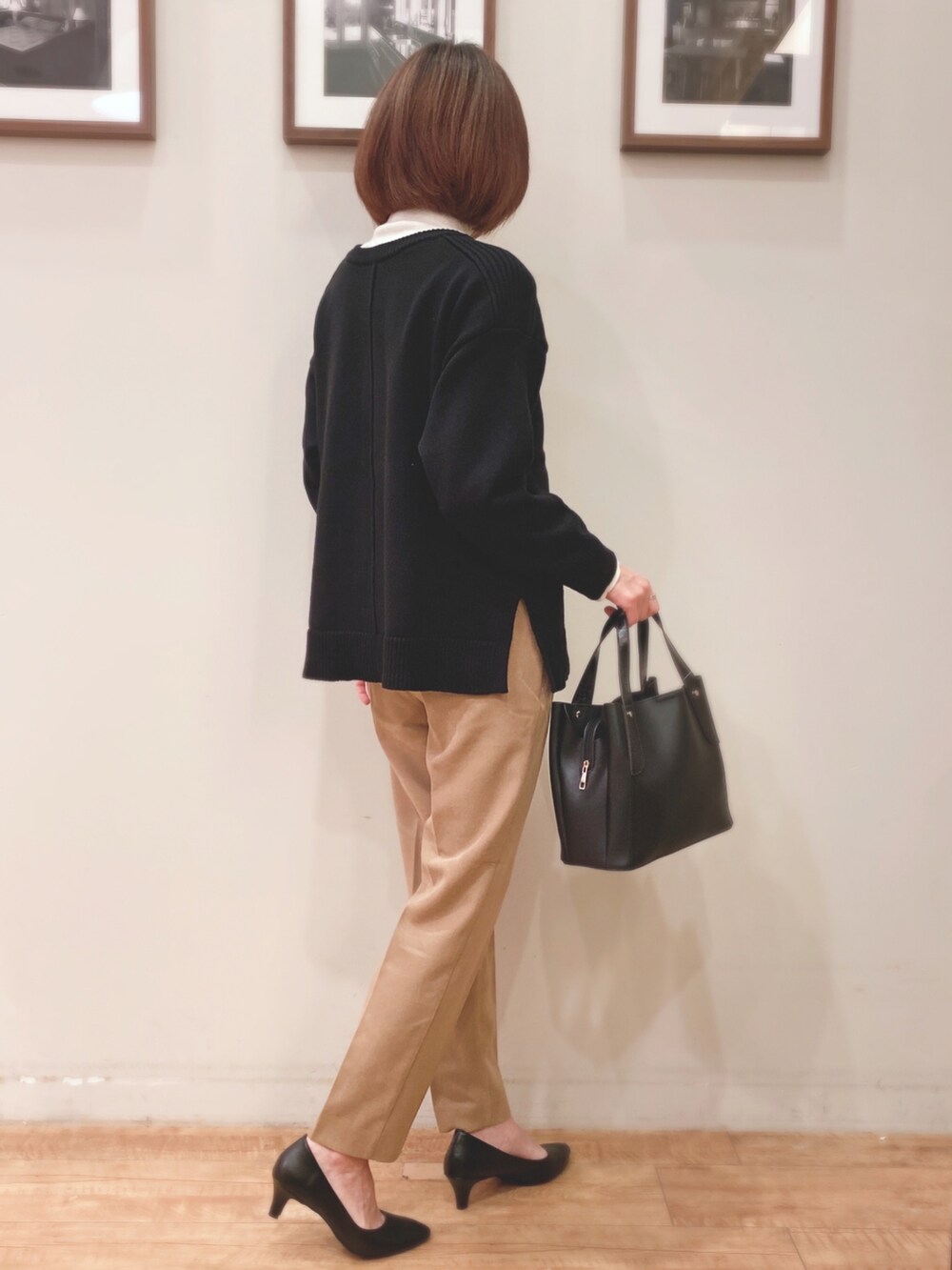 ブラック系のニット/セーター、ブラック系のトートバッグ、ベージュ系のその他パンツを着用したレディースの秋コーディネートの2枚目の写真